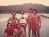 1975 – Jogadores e amigos do Reio na Praia de Pernambuco, Guarujá, tiveram um encontro histórico com o então bicampeão mundial de Fórmula-1 Émerson Fittipaldi (de camiseta). Em pé, João Bóta, Daio e Tiãozinho Zanetti; agachados, Vick Nholla e João Rossi. 