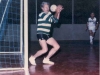 1987 – Reio e Bandeirantes, finalistas do 1º Campeonato de Futebol de Salão do Palmeiras em 1970, fizeram um amistoso 17 anos depois: na foto, o goleiro Mauricio (do Reio) pratica a defesa, observado ao fundo por Paulo Merlin, do Bandeirantes.