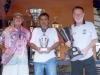 2004 - Festa do Reio: Neno (à esquerda) e os falecidos Maézinho (com o 1º troféu do time, ganho em 1970) e Foguinho (com o último da Taça EPTV). 